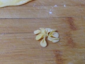 依次做8个成花瓣状