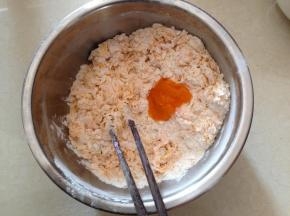 面粉适量加少许酵母液、适量紫薯蓉合成稍硬面团（如果认为这样麻烦，可以食用色素或是用果蔬粉来调色）