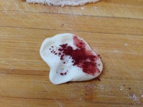 用少许白面团加入红曲粉揉匀