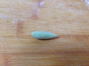 取少许绿色面团搓成水滴形