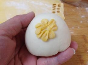 用水将花形粘贴馒头上面