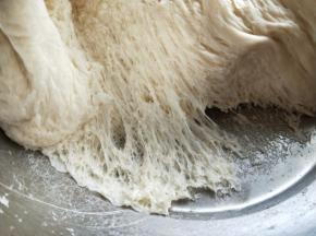 这个冬季，我放在室温进行发酵，时间为发酵了一夜。(具体发酵时间要根据家里温度另定)发酵高的面团全部是蜂窝眼。