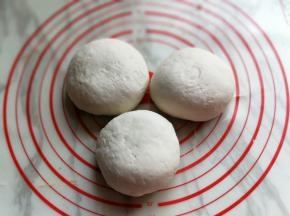 将发酵好的面团排气，之后分成3份。