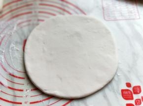 取一块面团用擀面杖擀圆。