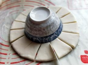 之后用水果刀切出大小一致的花瓣。