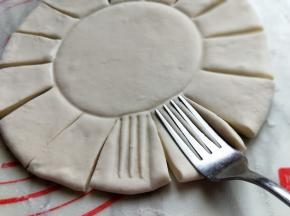 之后再利用叉子压出印记，如图。