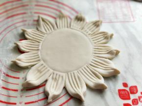再把花瓣的顶端用手捏紧，如图。