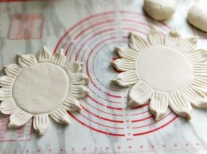 将3个面团同样的步骤完成。要做出3个大小不同的花瓣哦，也就是，需要大中小三个。