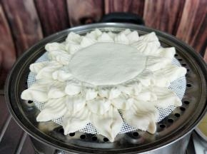 放入掉有蒸布的蒸屉中。