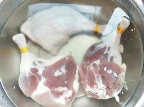 首先将鸭腿儿温水洗干净。