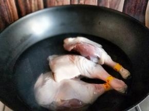 之后再焯水，冷水入锅。