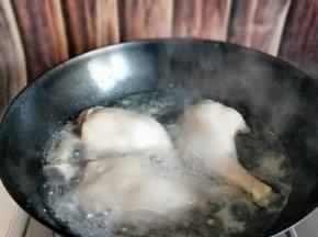 大火烧开，2分钟捞出用冷水冲洗干净。