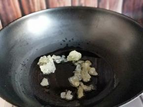 起油锅，加入冰糖小火融化。(记得小火呦)