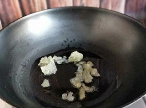 起油锅，加入冰糖小火融化。(记得小火呦)