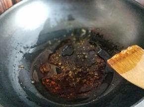 小火融化的糖浆。