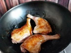 加入焯水的鸭腿儿挂色。