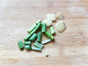 葱姜去皮切碎。