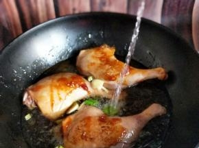 加入开水。(一次性加够)大火烧开，转小火慢炖，约40分钟样子。