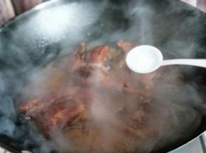 加入盐继续炖了10分钟。