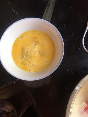 鸡蛋打散，分次打入奶酪糊中