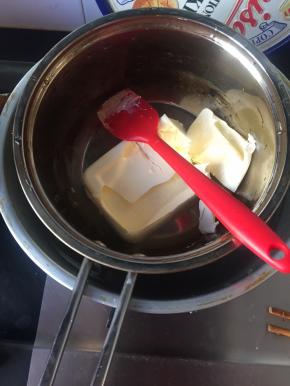 奶油奶酪隔水融化，这次用的妙可蓝多的奶油奶酪，比较干