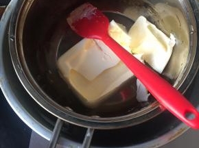 奶油奶酪隔水融化，这次用的妙可蓝多的奶油奶酪，比较干