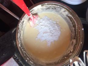 玉米淀粉倒入奶酪糊，搅拌至无干粉，倒入15克左右色拉油，用电动打蛋器搅匀