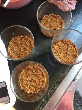 分四份放入烤碗中，压平，放冰箱冷藏待用