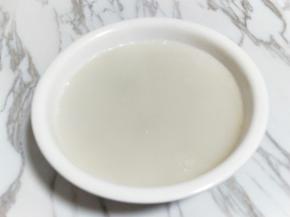 熬好的肉皮冻放入器具中，待彻底冷，凝固。