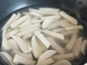 素鸡清洗干净，之后切条，再焯水，水烧开后下入切好的素鸡，再次烧开捞出即可。