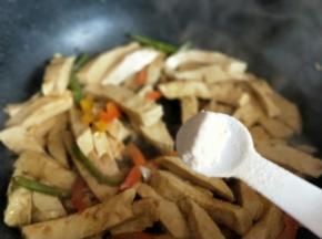 加入鸡粉提鲜出锅。