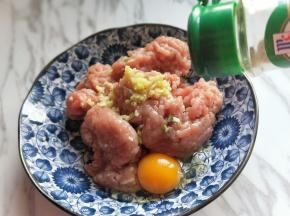 再加入胡椒粉。