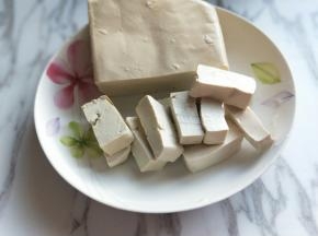 处理豆腐，豆腐切开，一块豆腐我用了三分之一。