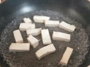 将切好的豆腐焯水。
