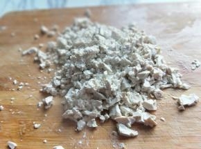 捞出淋干水份，之后切碎或者抓碎都可以。