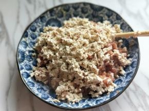 碎豆腐加入调好味的肉糜中，再次拌均匀。