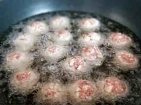 起油锅，油温6成时一个一个的将丸子下锅。