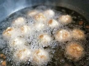 中小火炸丸子。