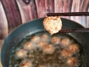 炸至金黄即可出锅。