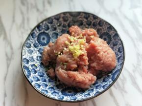 加入姜末。