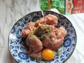 加入白酒。