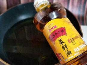 起油锅，加入食用油。