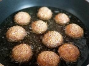 一个一个的放入丸子。