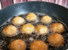 中小火炸丸子，炸至金黄即可出锅。