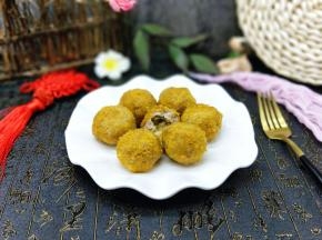 炸好的丸子放在油纸上，吸走多余的油腻。