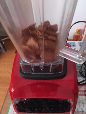 饼干放破壁机打碎，我用的黑糖饼干，可根据个人喜欢做饼干底