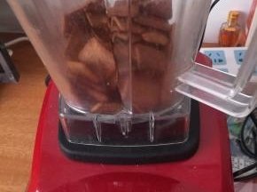 饼干放破壁机打碎，我用的黑糖饼干，可根据个人喜欢做饼干底
