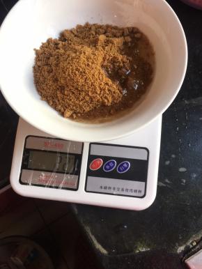 加色拉油搅拌均匀