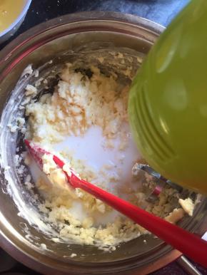 加入糖用打蛋器搅匀，分次加入牛奶，电动打蛋器打匀，慢慢加，不要一次加入