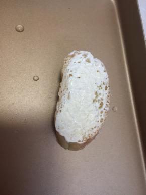 面包片上抹一层沙拉酱